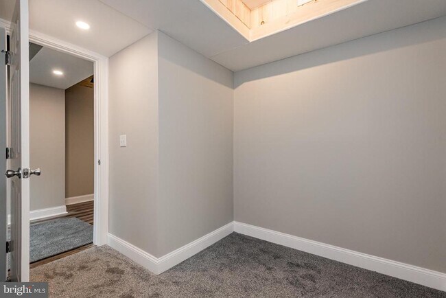 Building Photo - 21 Elm Rd