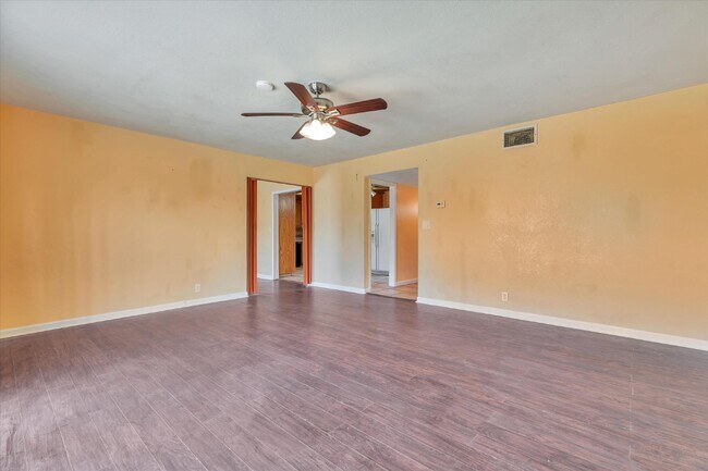 Building Photo - 43585 Montrose Ave