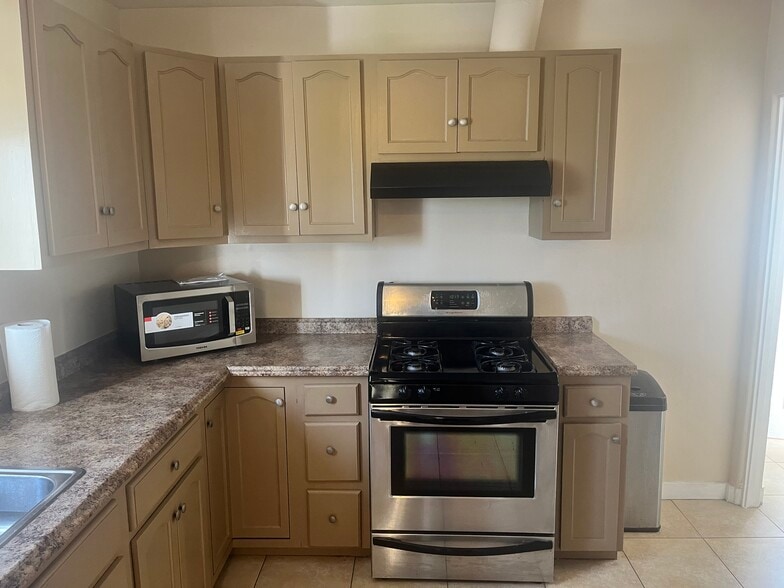 Building Photo - 2500 S Bronson Ave