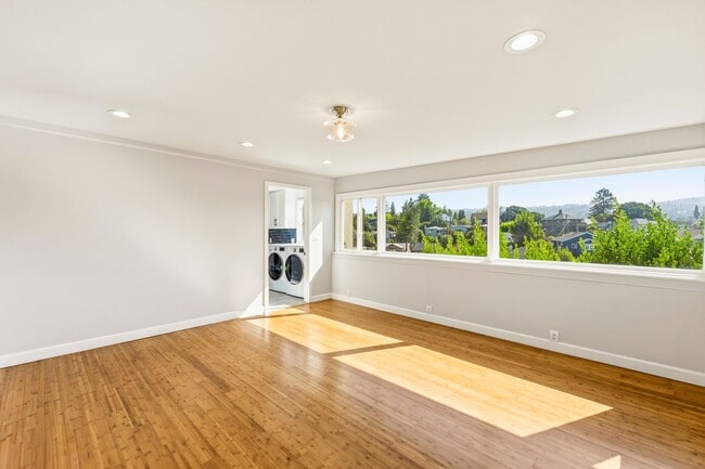 Building Photo - Classic 3bed/2bath Home Near Lake Merritt with Fresh Updates