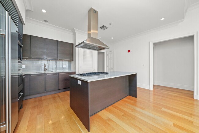 Building Photo - 2550 N Lakeview Ave