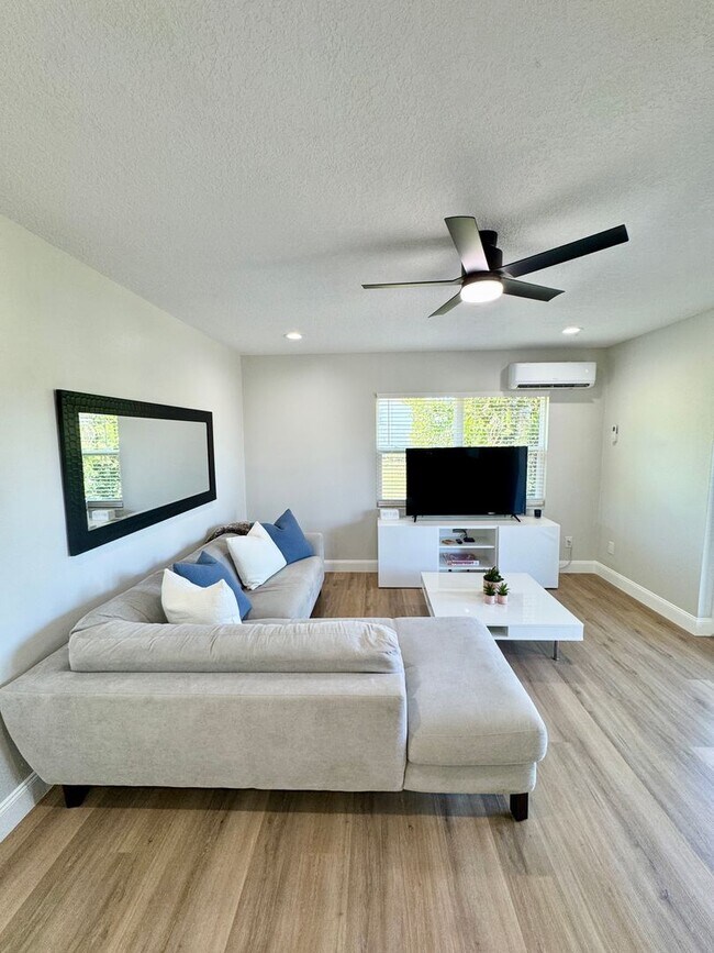 Building Photo - Fully Furnished Down Town Clermont Short T...