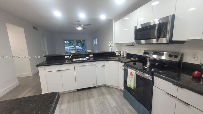 Building Photo - 1100 Pine Dr