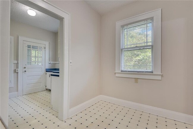 Building Photo - 812 Adair Ave NE