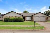 Building Photo - 620 Huntwich Dr