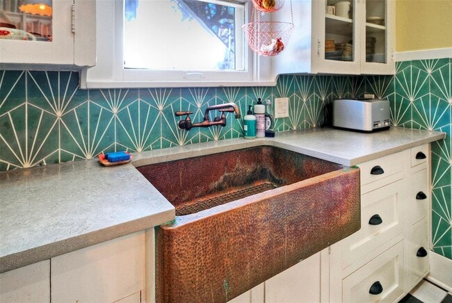 Building Photo - 1704 Alameda Dr