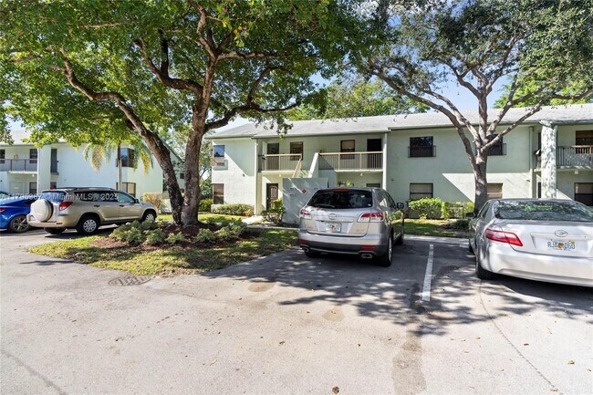 Building Photo - 3868 Carambola Cir N