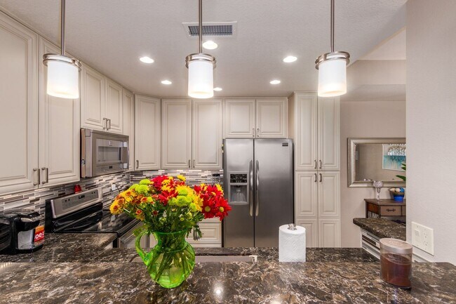 Building Photo - Two bedroom condo