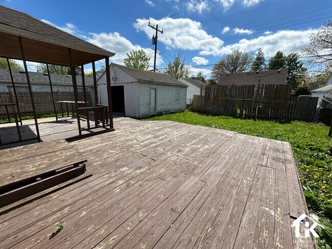 Building Photo - 5915 Farmbrook St