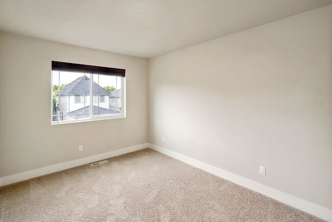 Building Photo - Bright, clean 3-bdrm/2.5-bath home in Beth...