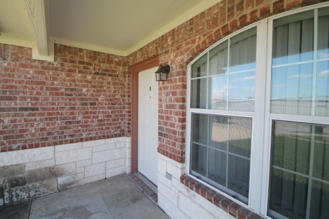 Building Photo - Modern Comforts & Great Location – Elms Ru...