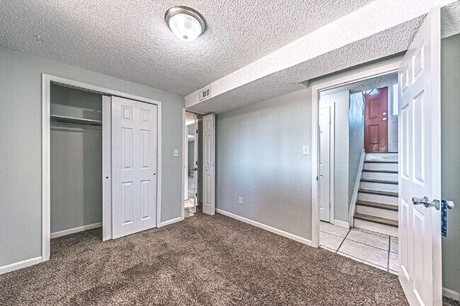 Building Photo - 5 bedrooms ,2 bathrooms and on 0.32 acres for rent