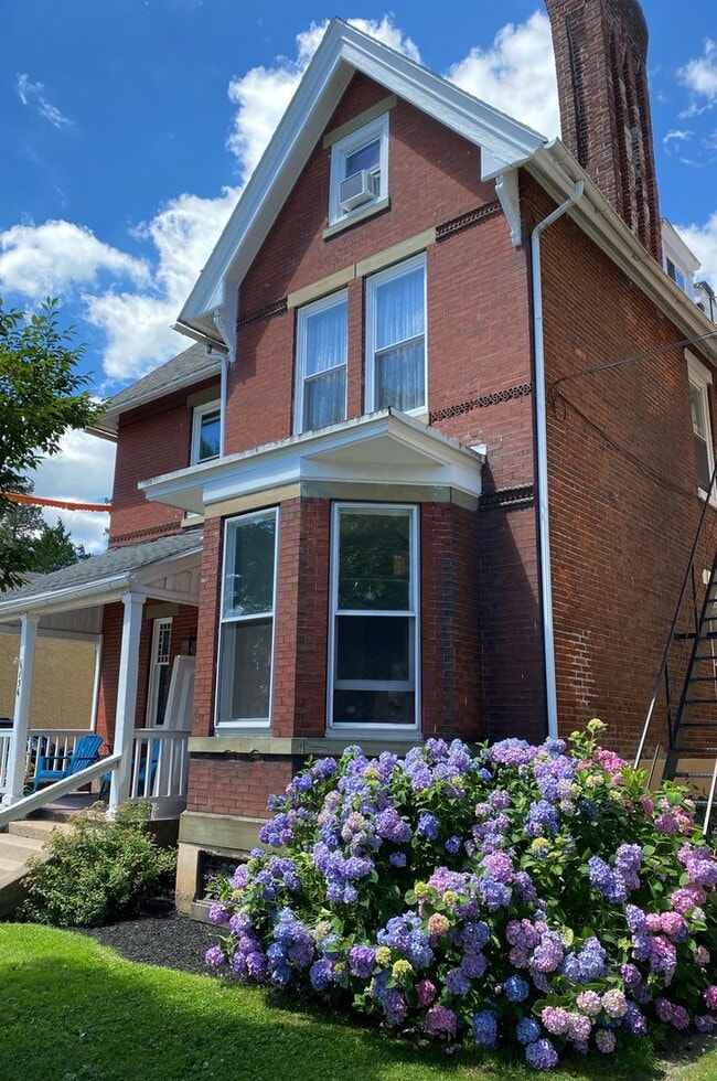 Building Photo - The Phoenixville Lofts-Upgraded Studio/1 b...