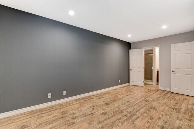 Building Photo - 5240 Indian River Dr