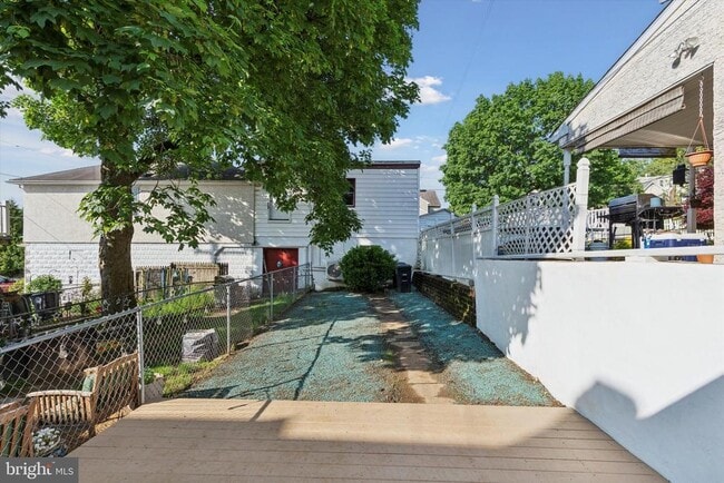 Building Photo - 247 E 6th Ave