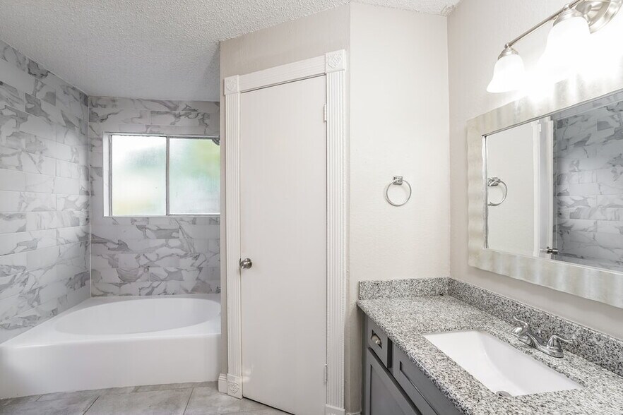 Building Photo - 4438 Field Meadow Dr