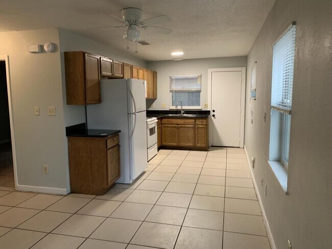 Building Photo - 825 Lyndhurst St