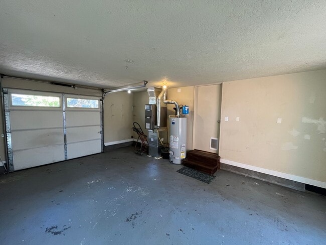Building Photo - Single Level Home in Midtown