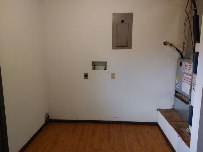 Building Photo - 616 Boxwood Dr