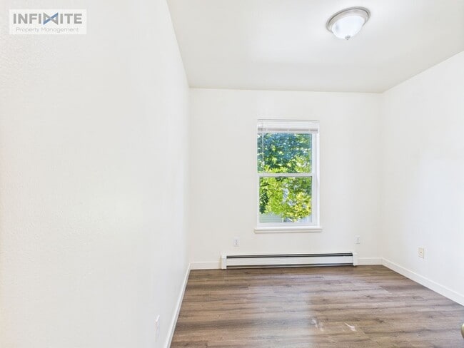 Building Photo - Great Three Bedroom Condo in Belgrade!