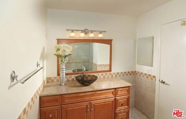 Building Photo - 10574 Sunland Blvd