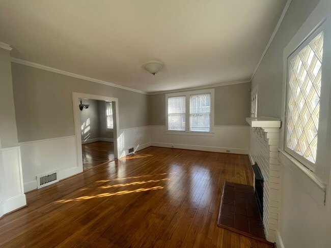 Building Photo - Brick 3 Bedroom Bungalow Available Now!