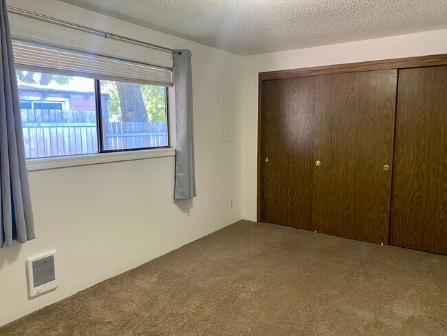 Building Photo - 2 Bed 1 Bath Duplex w/ Fenced Yard and Off...