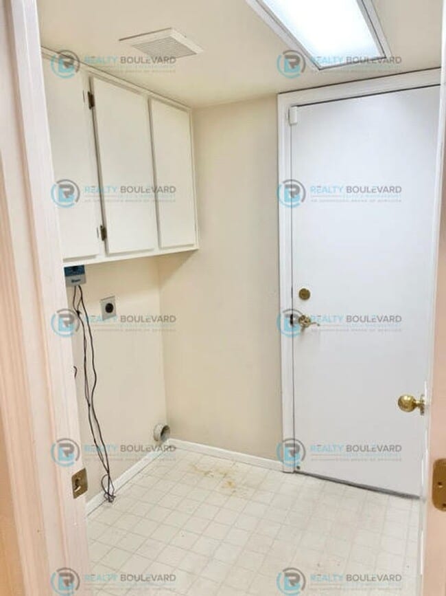 Building Photo - Well-Appointed 4BR Home with Open Floorplan & Expansive Yard