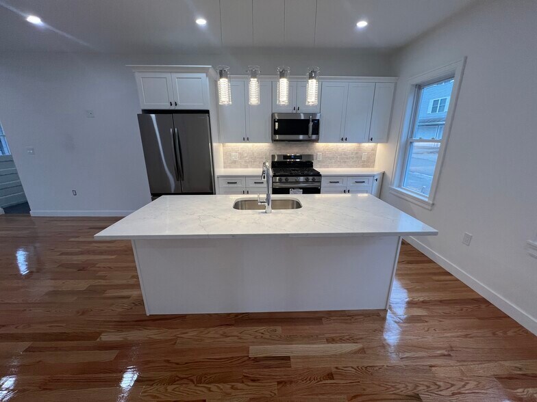 Building Photo - 82 Albertina St