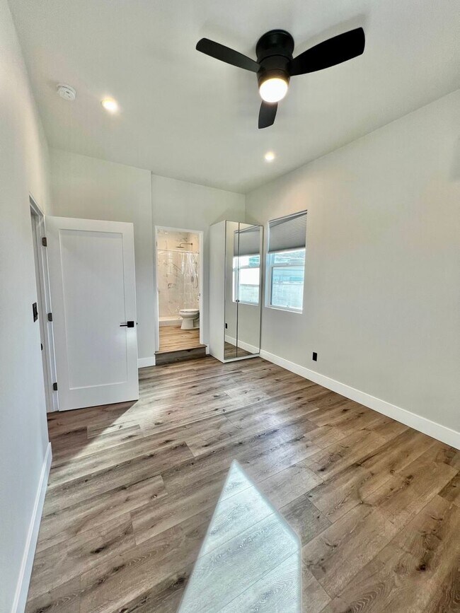 Building Photo - 510 E Oak Ave