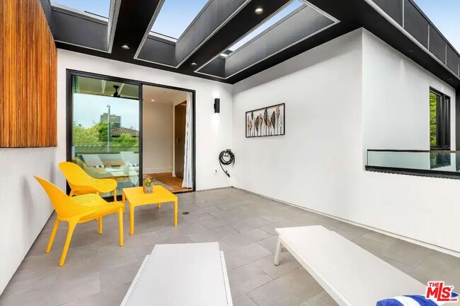 Building Photo - 6201 Lindenhurst Ave