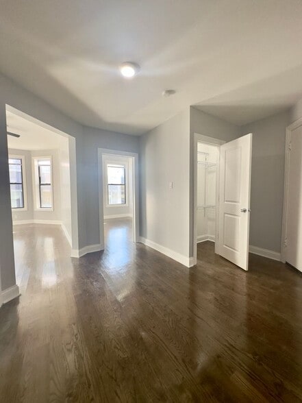 Building Photo - 908 W Montrose Ave