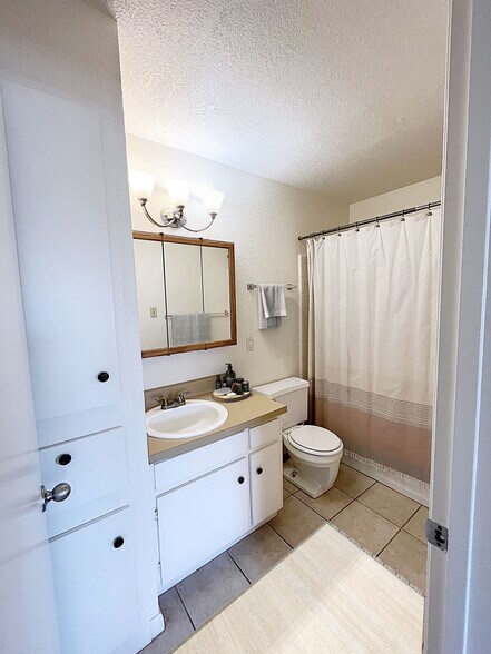 Full bathroom - 2802 Westhill Dr