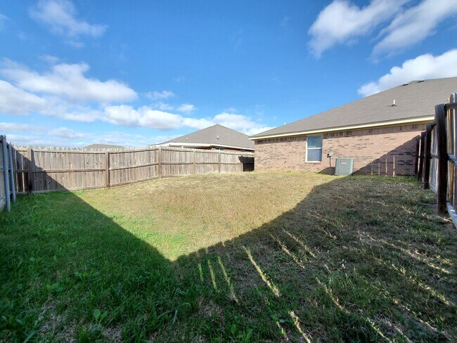 Building Photo - 1204 Cinch Dr