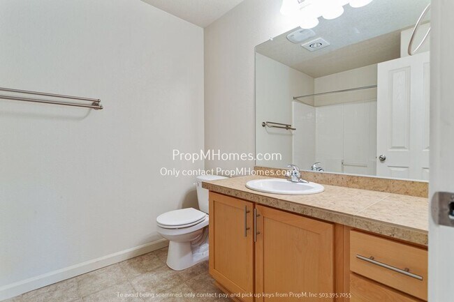 Building Photo - Beautiful Must See Two Bedroom Condo in Ce...