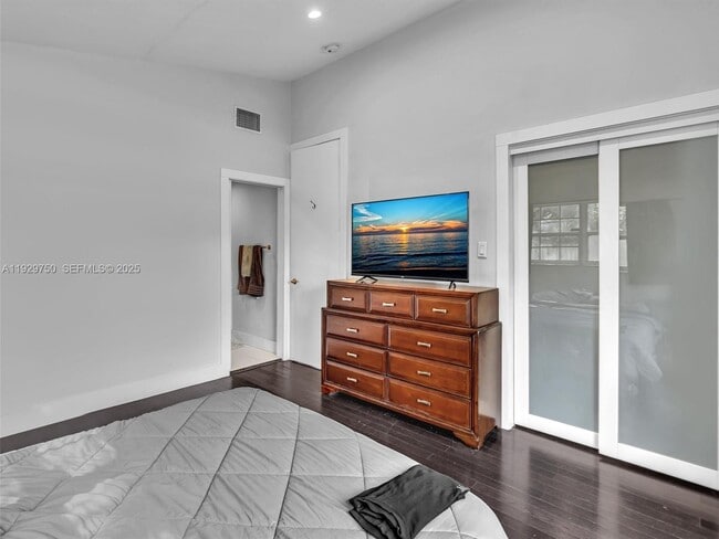 Building Photo - 20120 NE 25th Ct