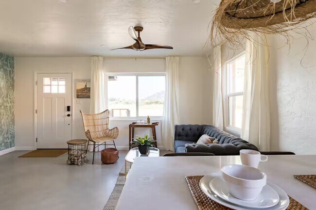 Building Photo - FARM VIEW BUNGALOW across from UofA Campus Farm! Available Today!