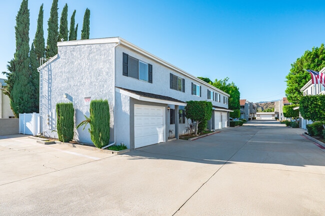 Building Photo - 734 Claraday St