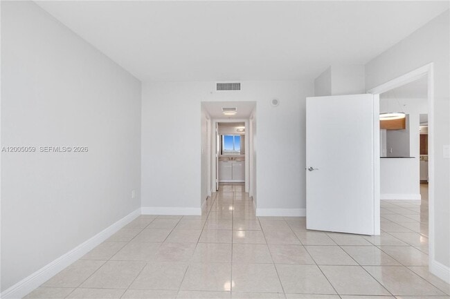 Building Photo - 1800 N Bayshore Dr