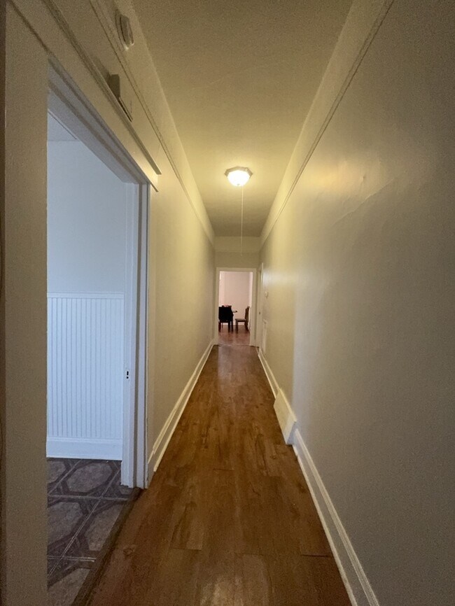 Building Photo - 3 Bedroom 2 Bathroom