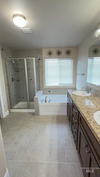 Building Photo - 4678 N Elmstone Ave