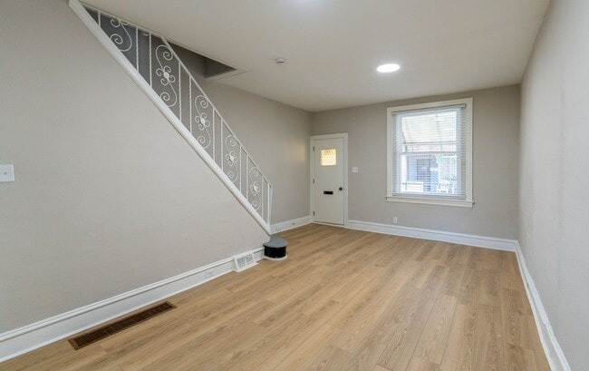 Building Photo - Newly Rehabbed beauty