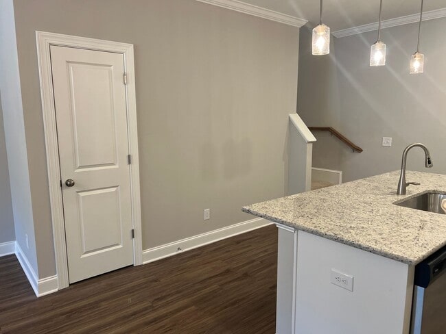 Building Photo - 3 Bedroom Townhouse in Washington Square!