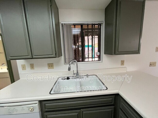 Building Photo - 567 N Hermosa Dr