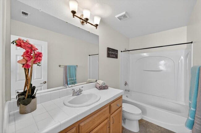 Building Photo - Charming 3-Bed Home in Sacramento with 2.5 Baths