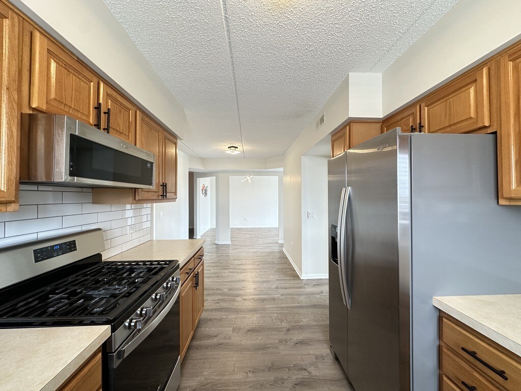 Building Photo - 5555 N Cumberland Ave