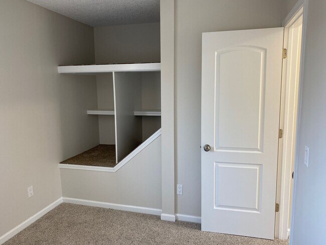 Building Photo - 108 S Tinker Ln