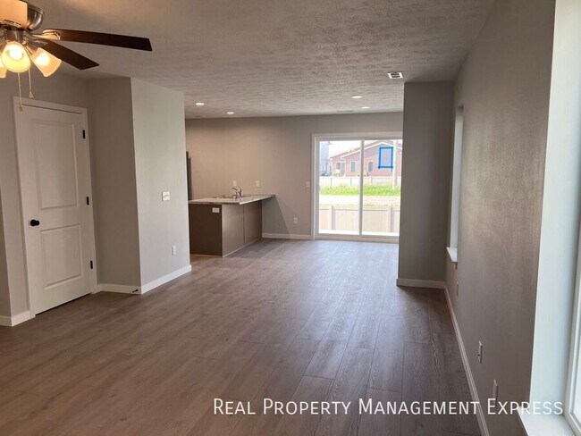 Building Photo - 3 Bedroom 1.5 Bathroom Townhome