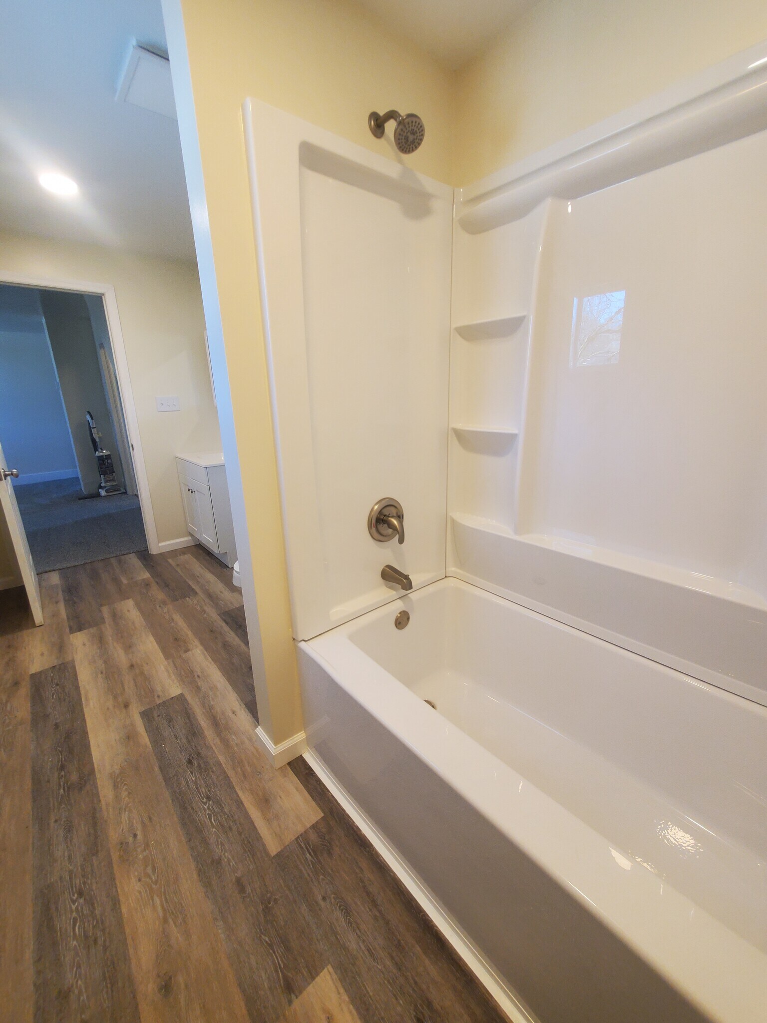Shower/Bath - 9 N Monroe St