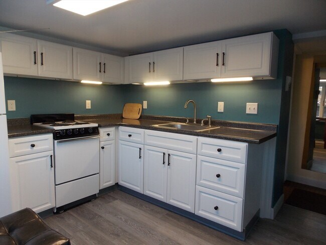 Building Photo - 25 1/2 King St